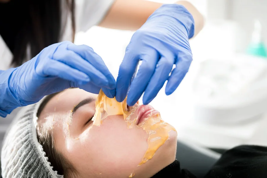 Specialist verwijdert het masker