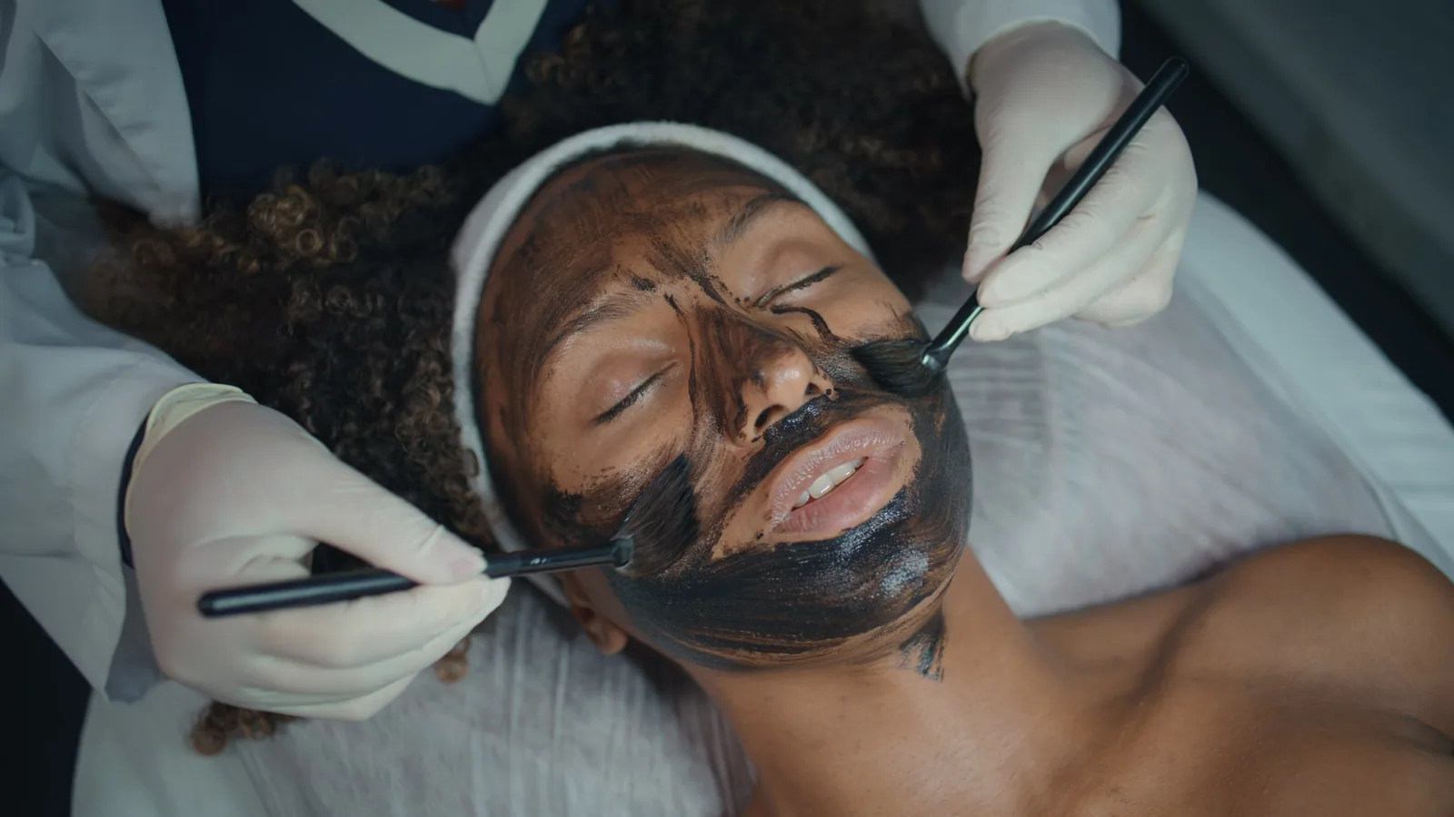 Specialist brengt met een kwast een peeling aan