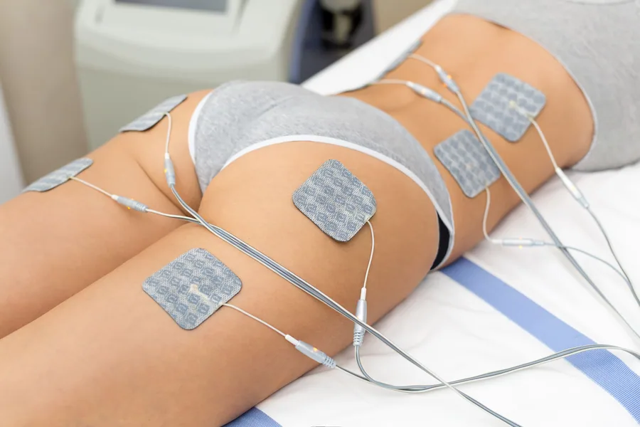 Elektroden op de buik tijdens EMS-elektrostimulatie