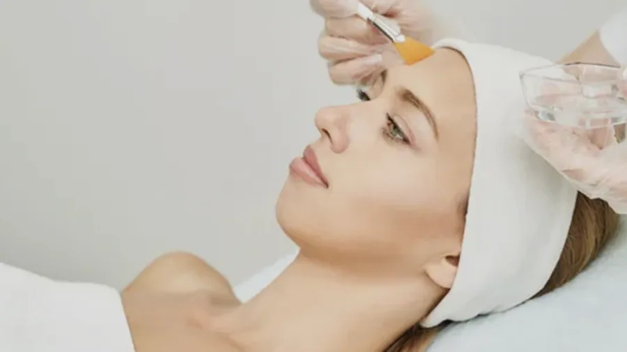 Peeling op het gezicht tijdens de behandeling