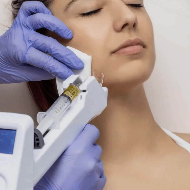Mesotherapie met een injector op het gezicht