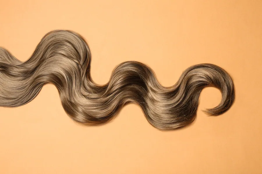 Streng golvend bruin haar