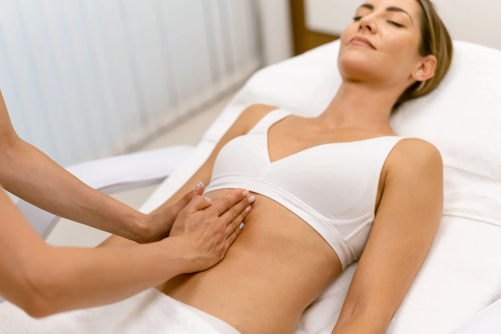 Rustige buikmassage in de behandelkamer