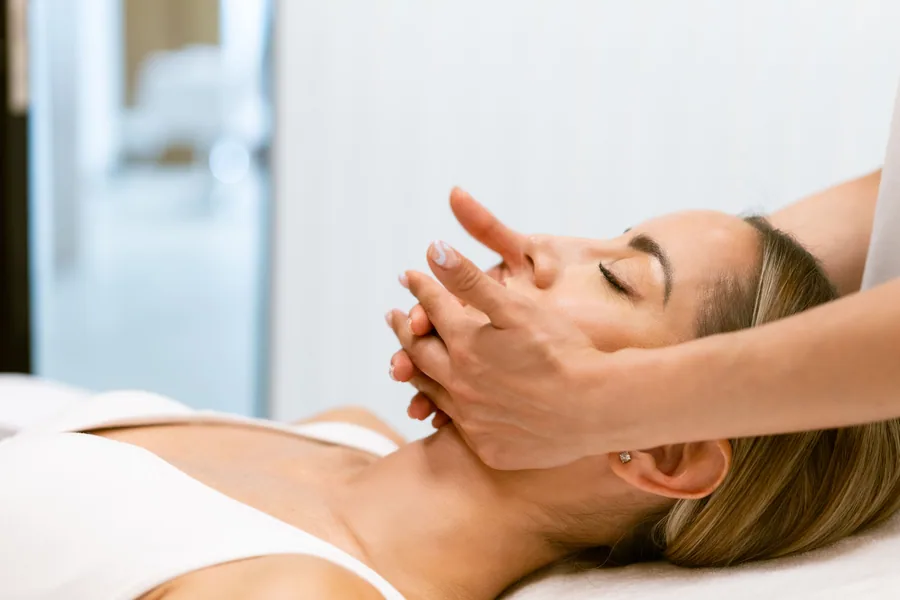 Hoofdhuidmassage tijdens de behandeling