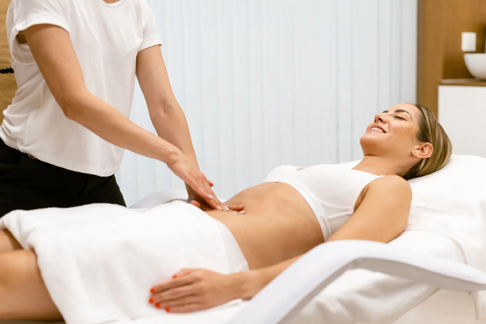 Handmassage van de buik tijdens de behandeling